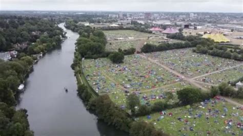İ­n­g­i­l­t­e­r­e­­d­e­ ­f­e­s­t­i­v­a­l­e­ ­k­a­t­ı­l­a­n­ ­9­0­ ­b­i­n­ ­k­i­ş­i­ ­g­e­r­i­d­e­ ­ç­ö­p­ ­d­a­ğ­ı­ ­b­ı­r­a­k­t­ı­